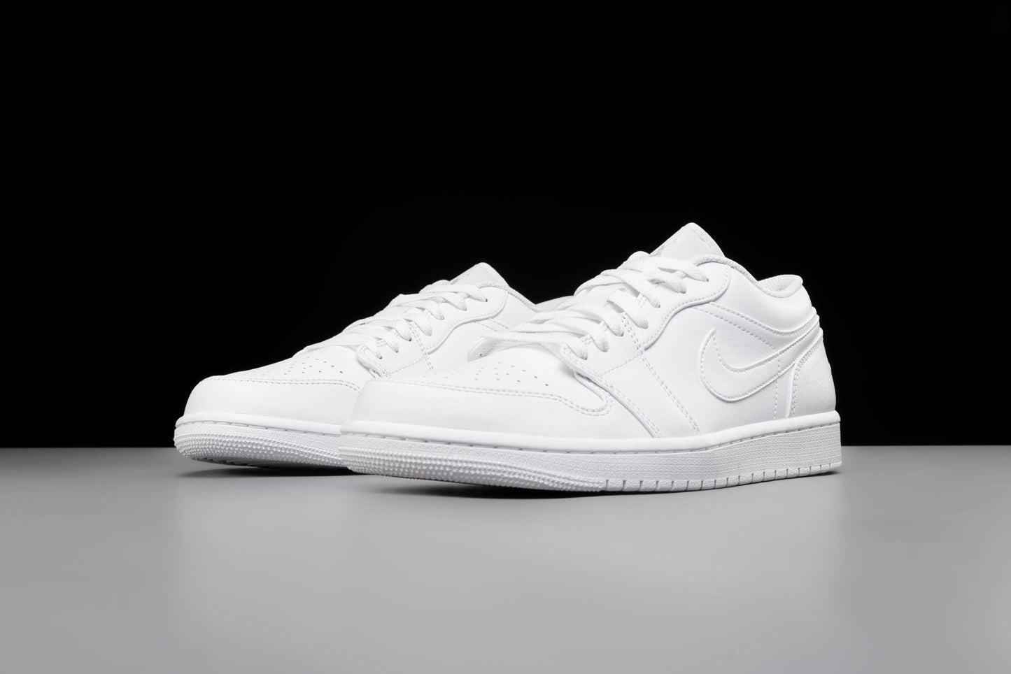 Air Jordan 1 Low Triple White (2022) - Lo10M