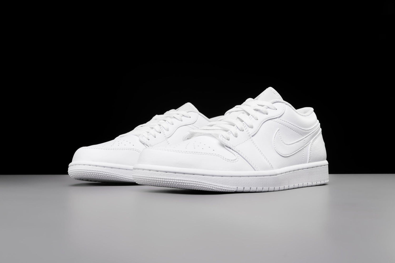 Air Jordan 1 Low Triple White (2022) - Lo10M