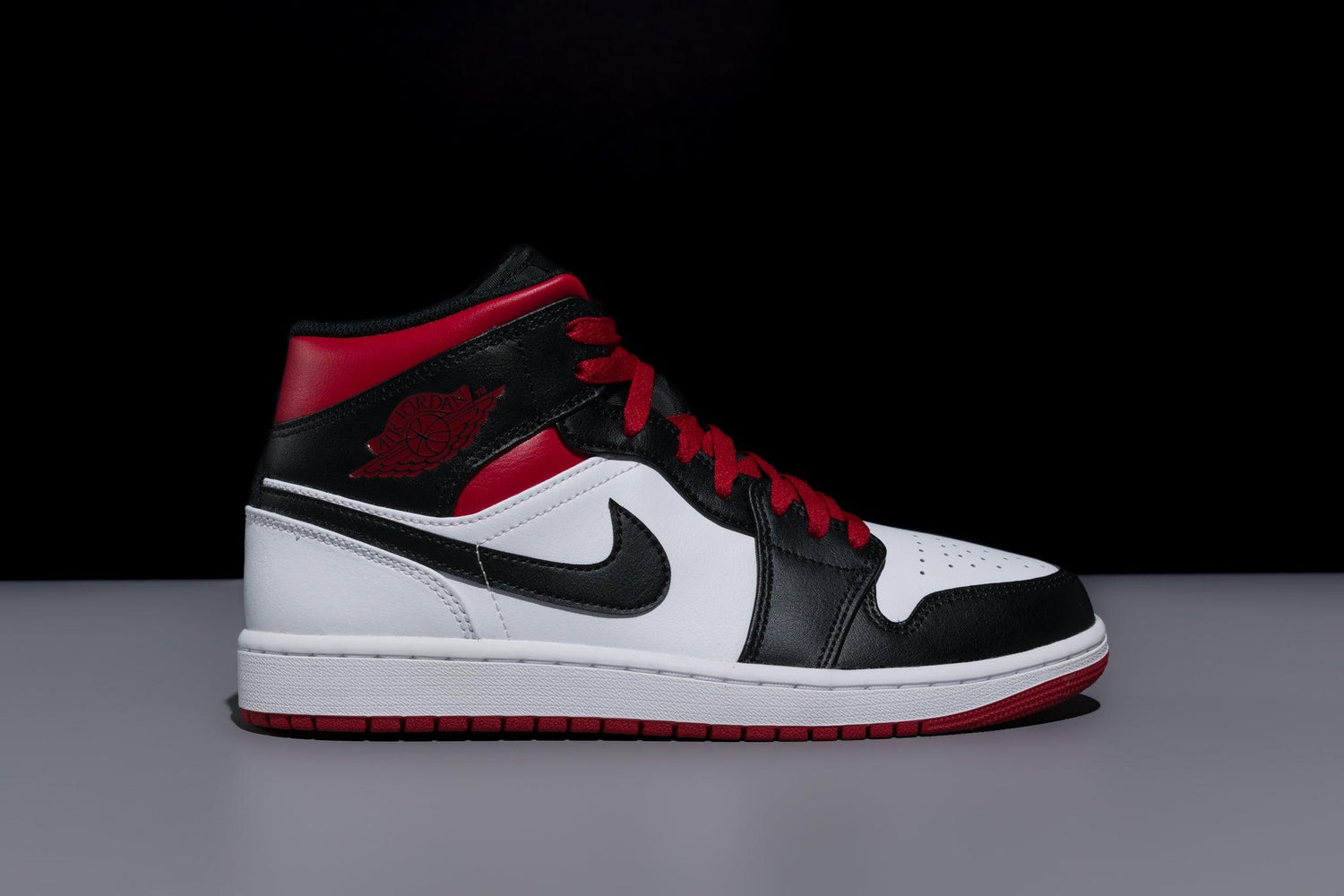 Air Jordan 1 Mid 'Gym Red Black Toe' - Lo10M