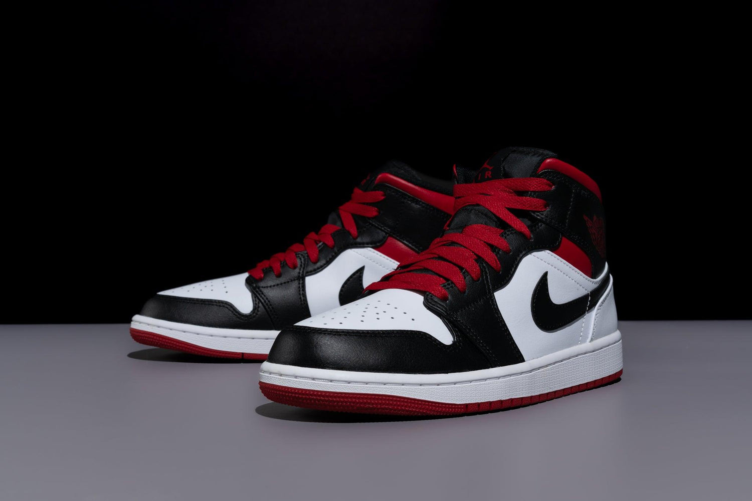 Air Jordan 1 Mid 'Gym Red Black Toe' - Lo10M