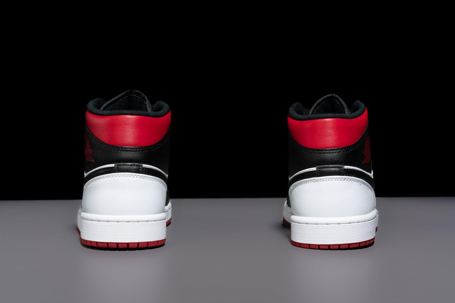 Air Jordan 1 Mid 'Gym Red Black Toe' - Lo10M