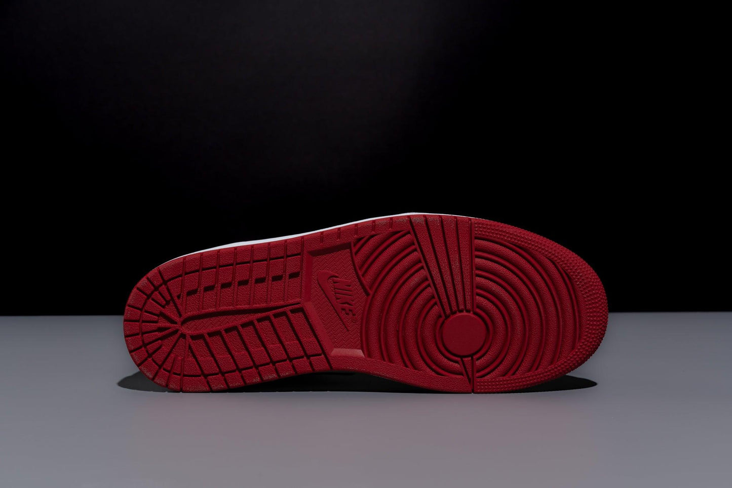 Air Jordan 1 Mid 'Gym Red Black Toe' - Lo10M