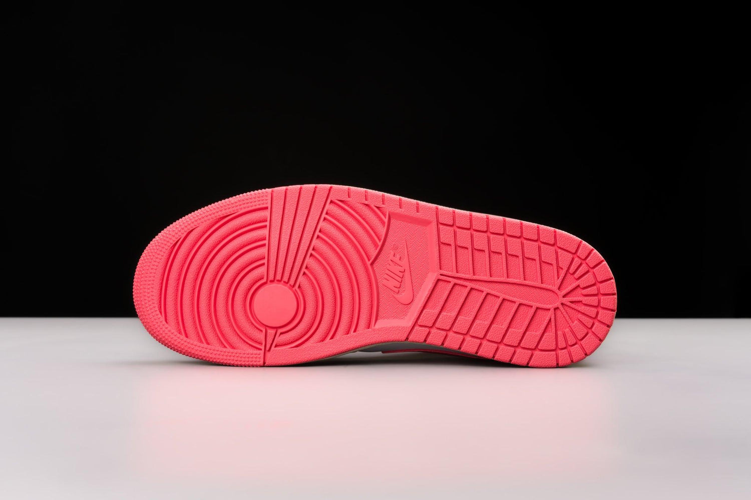 Air Jordan 1 Mid Strawberries and Cream (Women's) - Lo10M