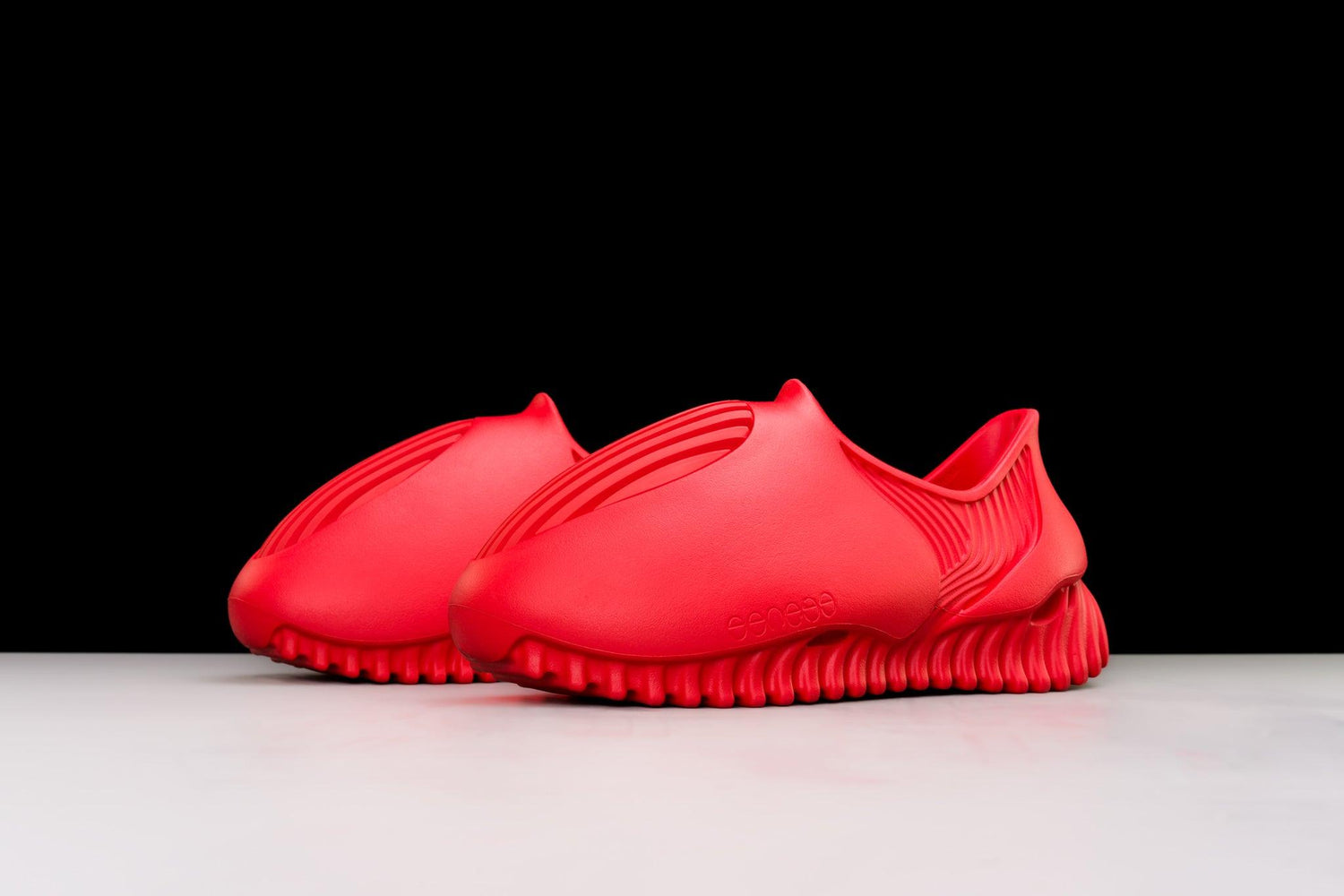 GENEGG Foam Runner Whale Ruby Red - Urlfreeze Shop