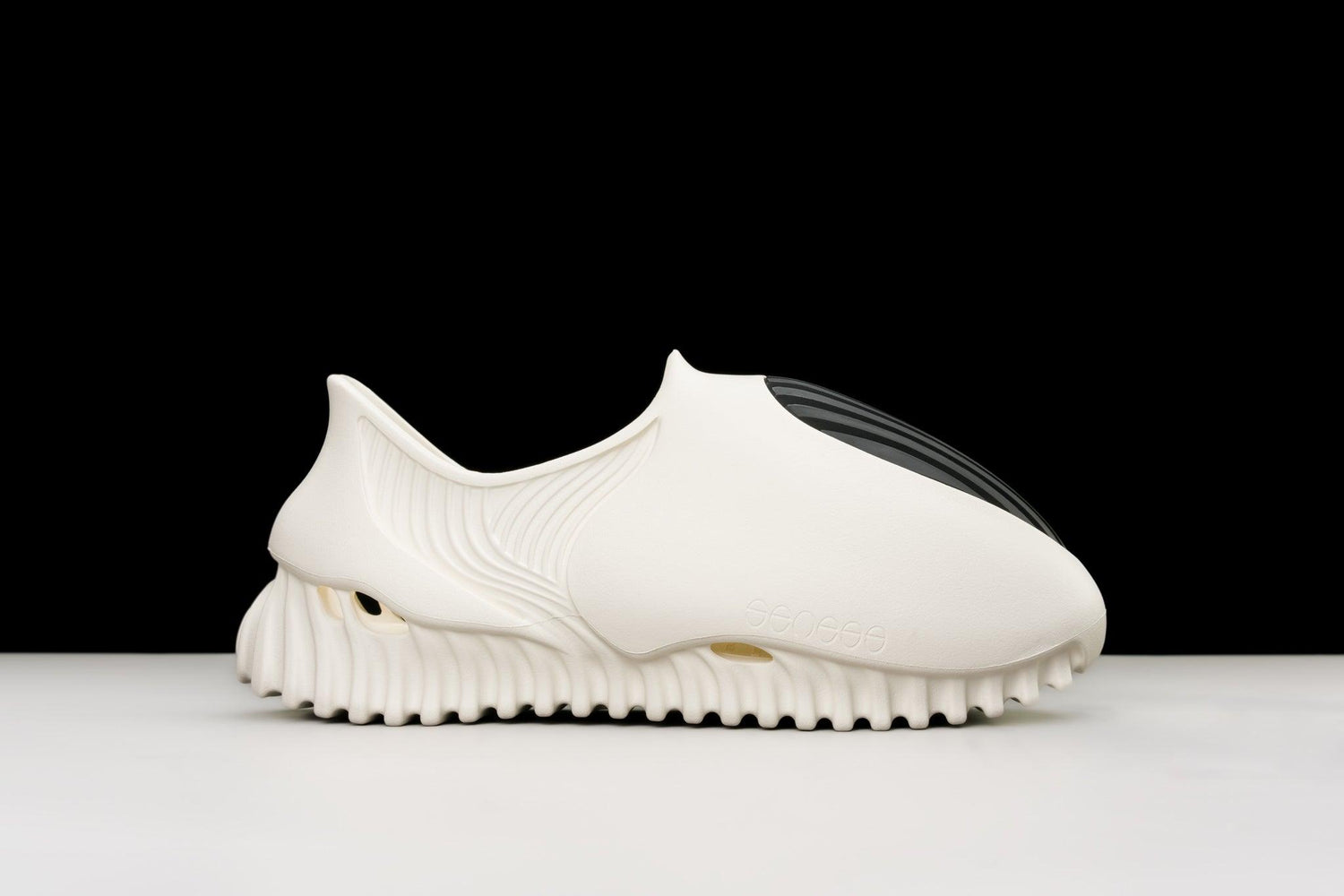 GENEGG Foam Runner Whale White Black - Urlfreeze Shop