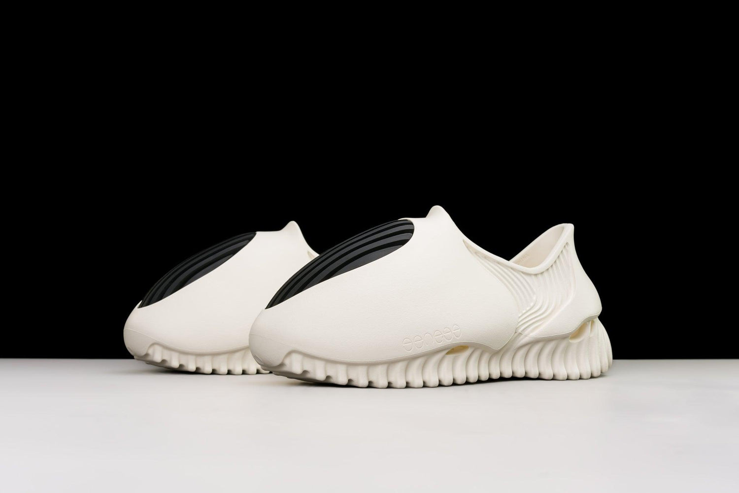 GENEGG Foam Runner Whale White Black - Urlfreeze Shop