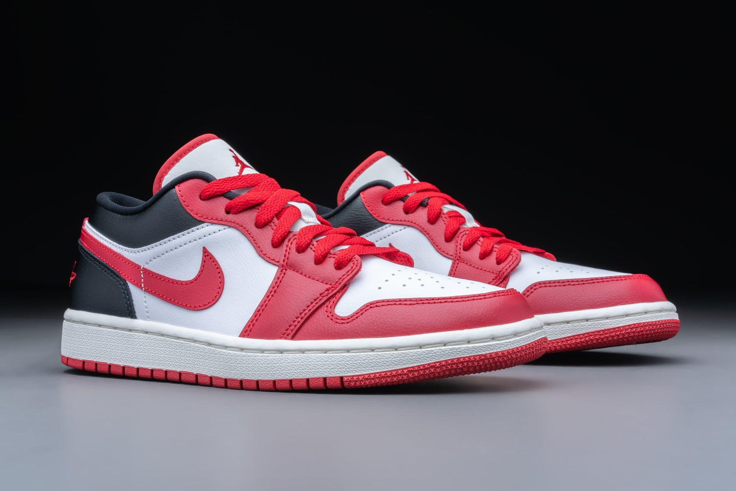 Air Jordan 1 Low Reverse Black Toe (W) - Lo10M