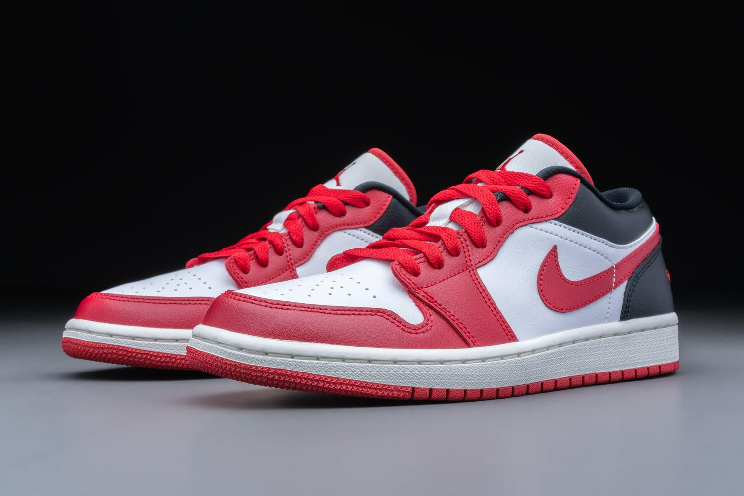 Air Jordan 1 Low Reverse Black Toe (W) - Lo10M
