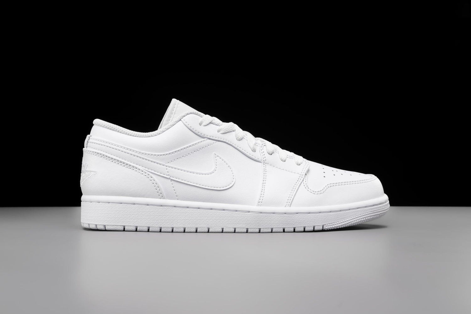 Air Jordan 1 Low Triple White (2022) - Lo10M