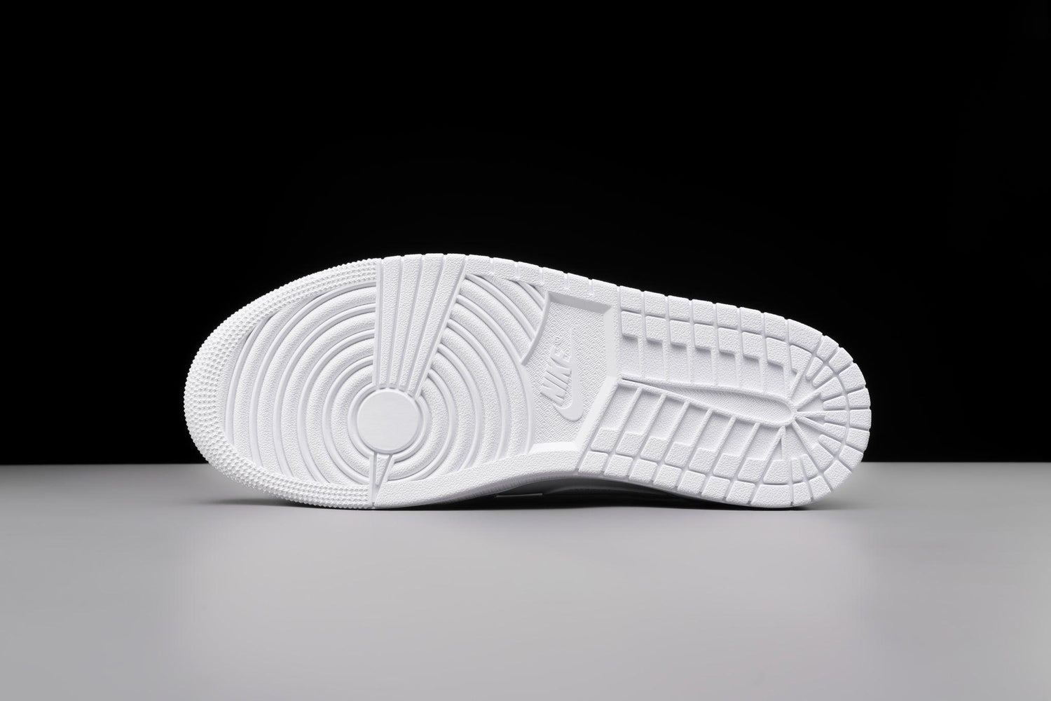 Air Jordan 1 Low Triple White (2022) - Lo10M